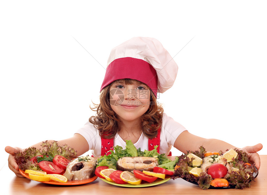 美丽的小女孩烹饪 配有准备的鲑鱼海鲜图片