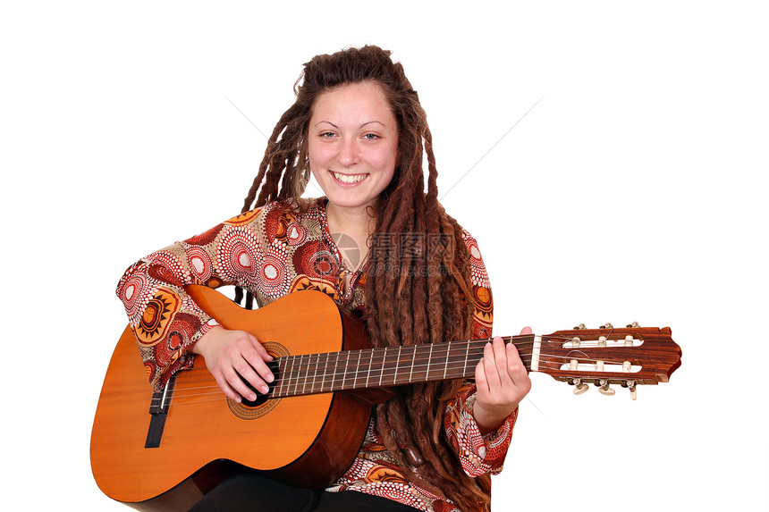 快乐的少女弹奏音响吉他图片