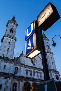 拜仁慕尼黑标志U-Bahn标志和圣路德维格教堂背景