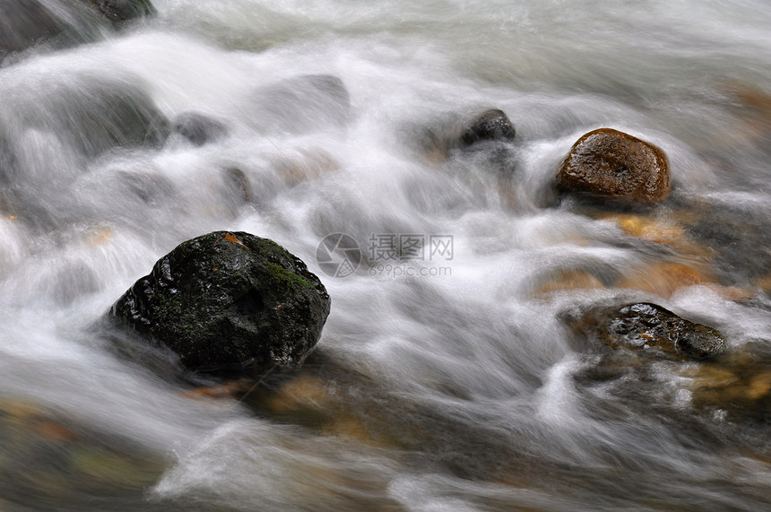 含有石头的秋季河岩石流动运动洪水风景荒野溪流场景苔藓瀑布图片