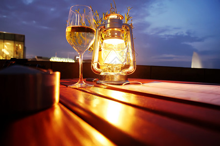 绿灯灯玻璃菜单木头烟灰缸天空酒精酒吧灯笼夜生活享受背景图片