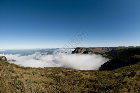 圣若阿金圣卡塔里娜巴西山脉蓝天山顶爬坡背景