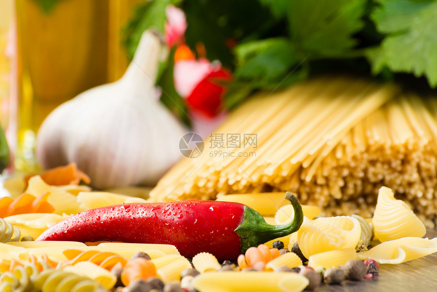 意大利意大利意面和蔬菜草药桌子香料辣椒烹饪古董面条午餐胡椒香肠图片