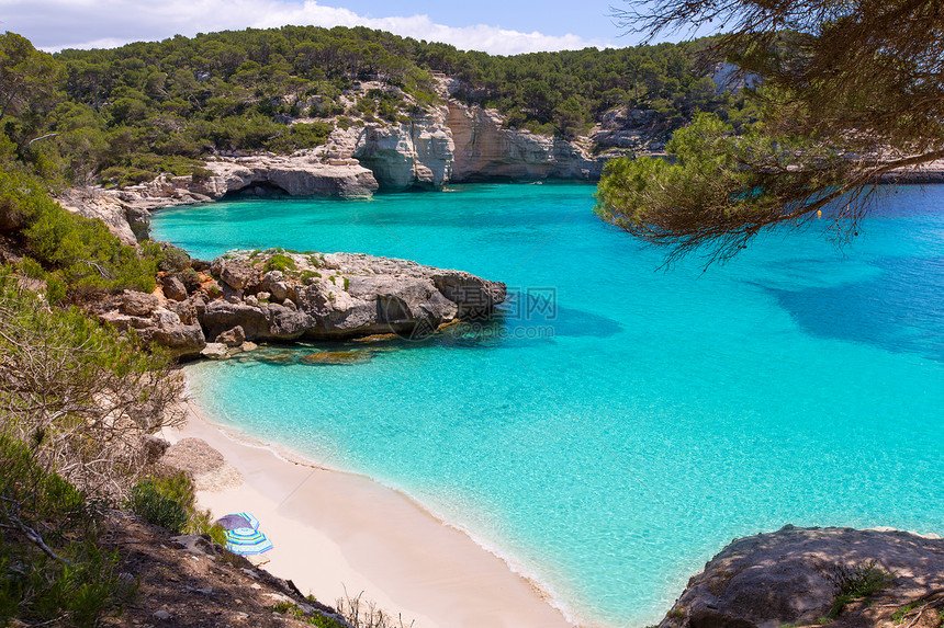 Balearics市的卡拉 米蒂雅内塔蓝色旅行岩石假期海岸线树木地标太阳悬崖石头图片