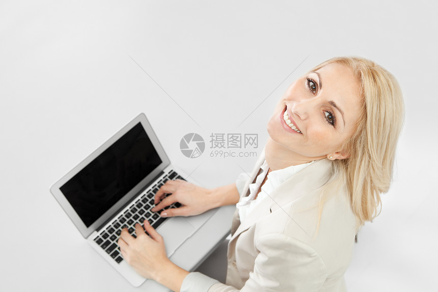 从事计算机工作的漂亮商业女商务人士商务工人技术人士电脑顾问成人桌子办公室女性图片