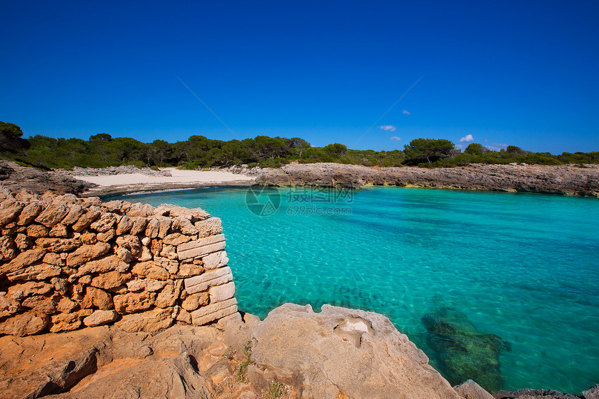 巴利阿里奇Ciutadella岛Talaier海滩海岸线蓝色岩石波浪天空太阳泡沫支撑海洋旅行图片