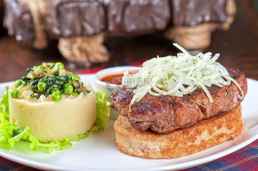 美食牛排肉烹饪蔬菜胡椒鱼片盘子迷迭香沙拉牛肉午餐餐厅图片