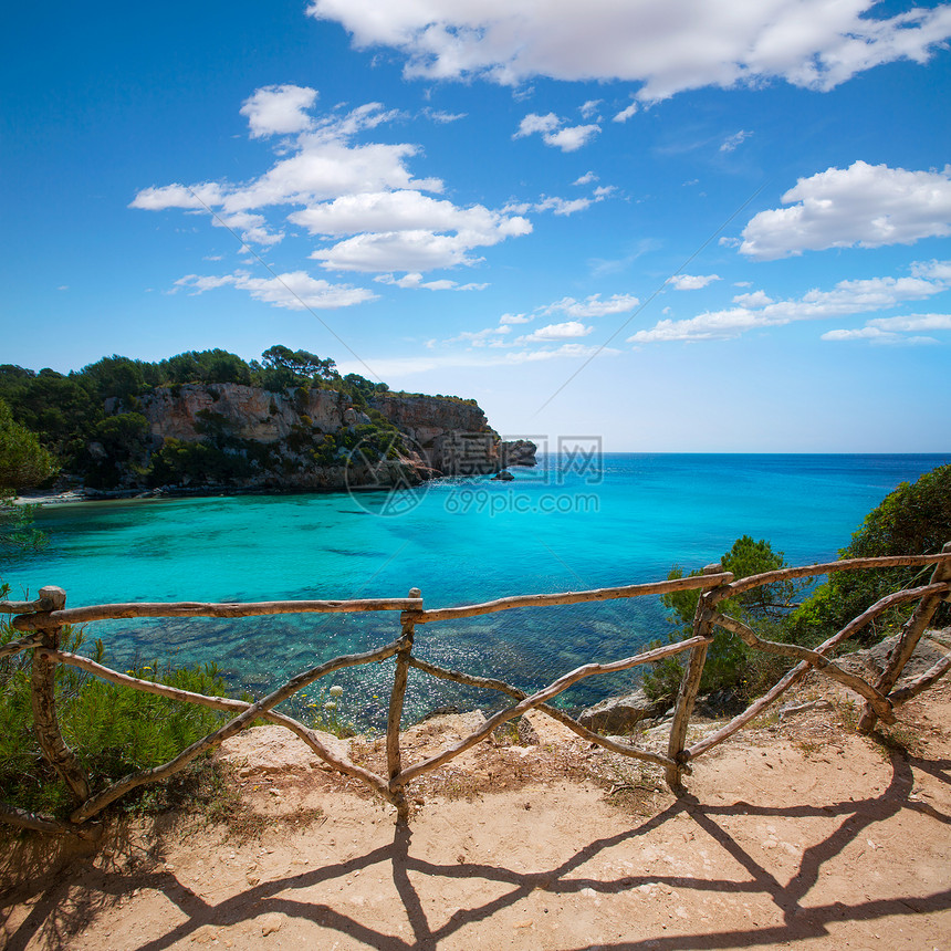 松绿的Balearic地中海海岸地标支撑海岸线太阳蓝色海景晴天岩石石头图片