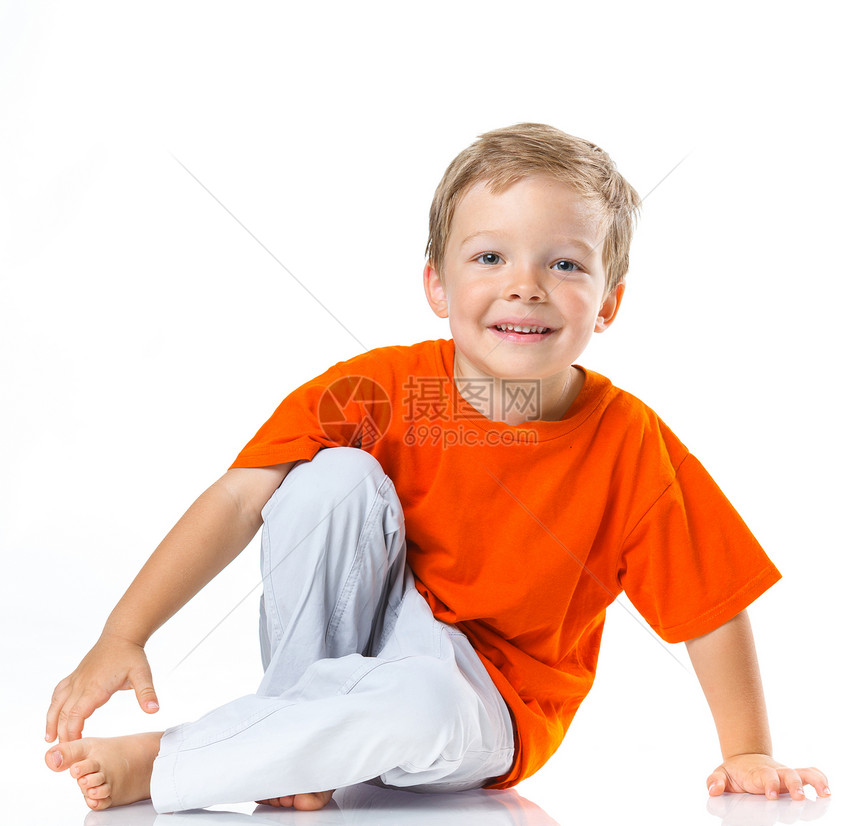 快乐的男孩坐在地板上男生工作室地面童年牙齿笑声青春期男性黑发青年图片