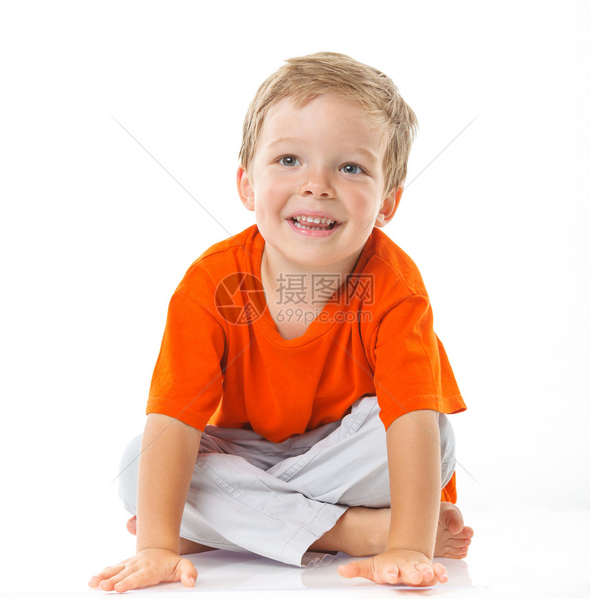 快乐的男孩坐在地板上男生乐趣地面蓝色小学生青春期牙齿青年幼儿园情感图片