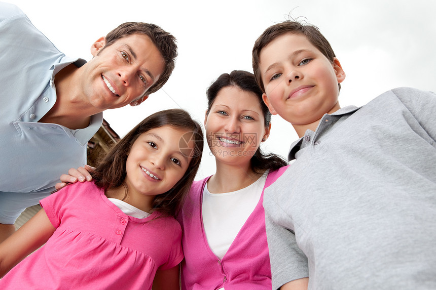 年轻家庭幸福快乐的肖像图片