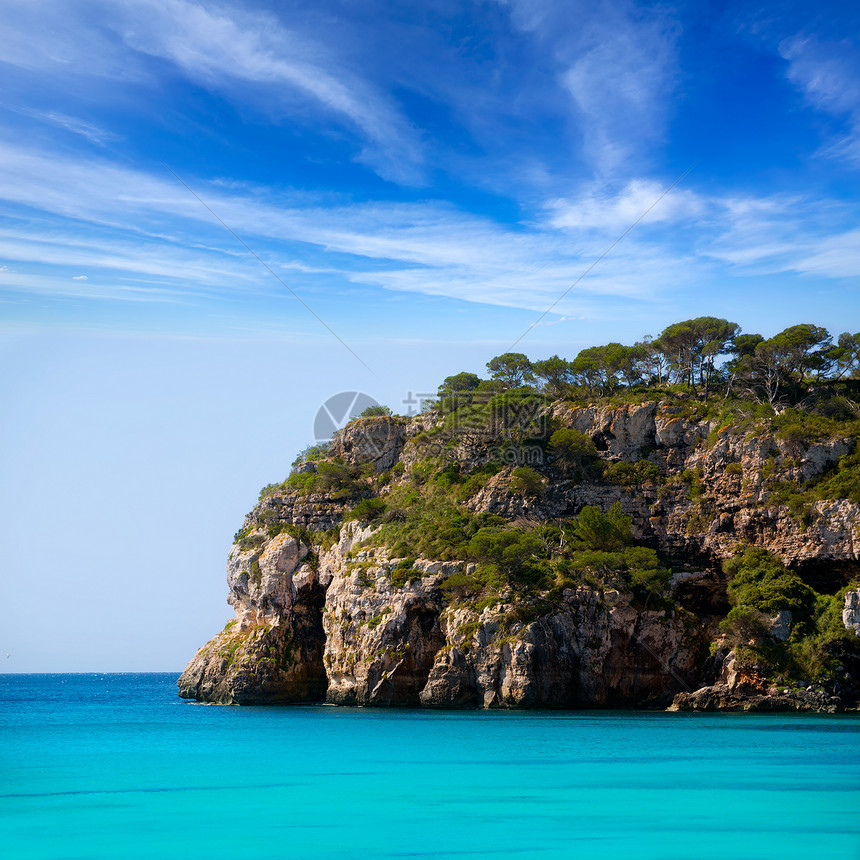 松绿的Balearic地中海晴天波浪太阳树木海景支撑海滩石头海洋天堂图片