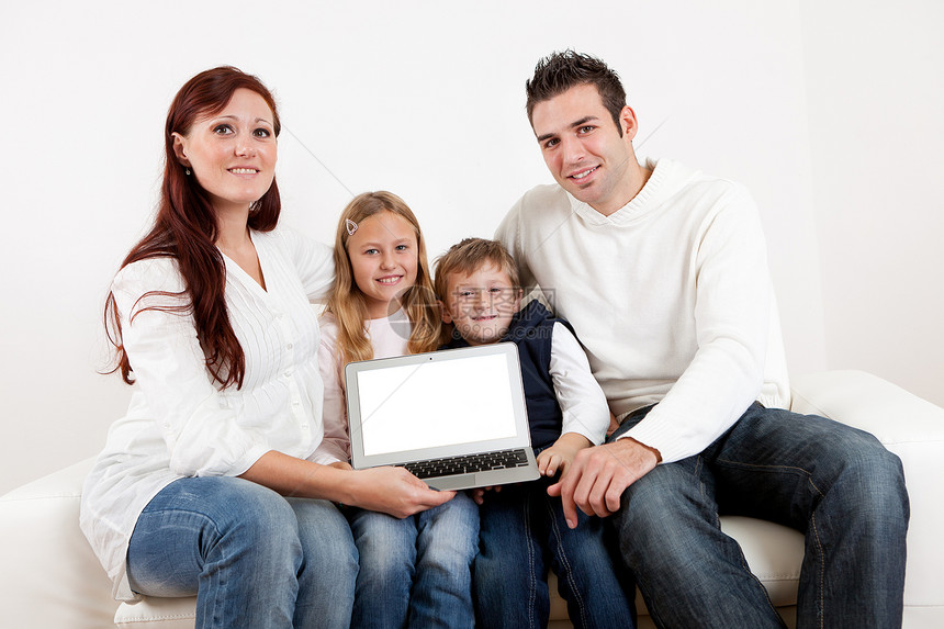 快乐的年轻家庭提供笔记本电脑图片