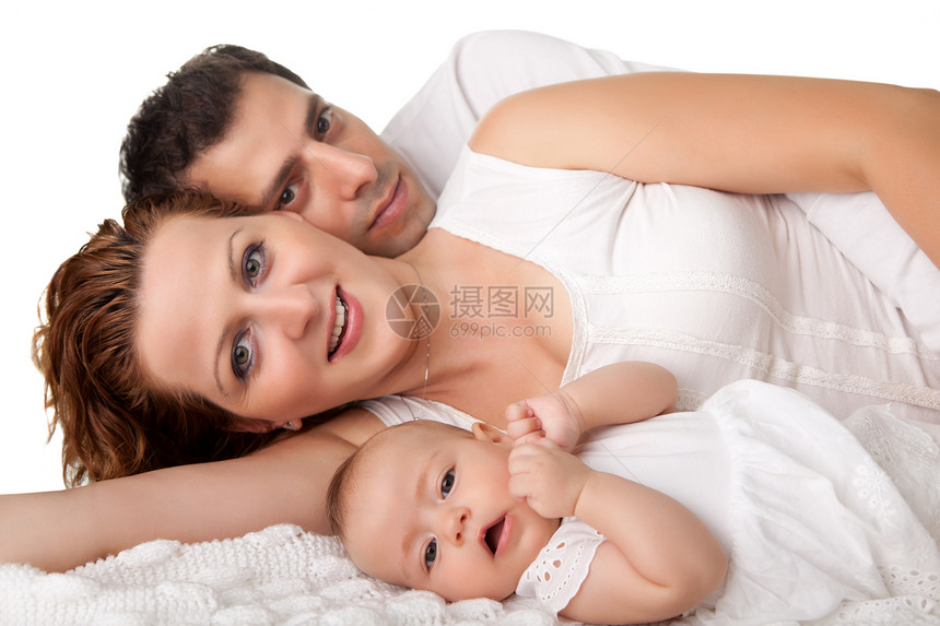 甜美的年轻家庭躺在床上图片