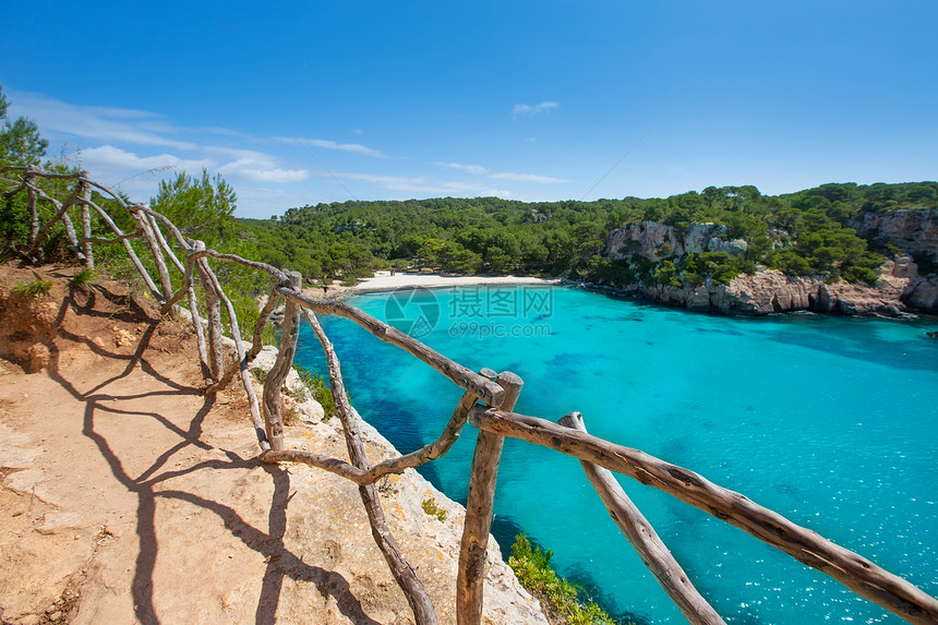 松绿的Balearic地中海栅栏假期太阳悬崖海岸线晴天支撑地标观众海滩图片