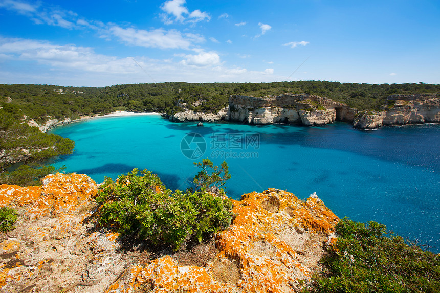 松绿的Balearic地中海旅行太阳海洋岩石假期支撑地标蓝色海滩海岸图片