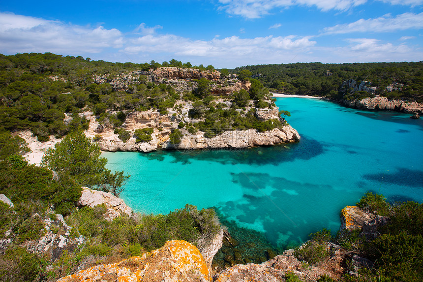 松绿的Balearic地中海蓝色树木天堂石头支撑海滩悬崖晴天海岸太阳图片