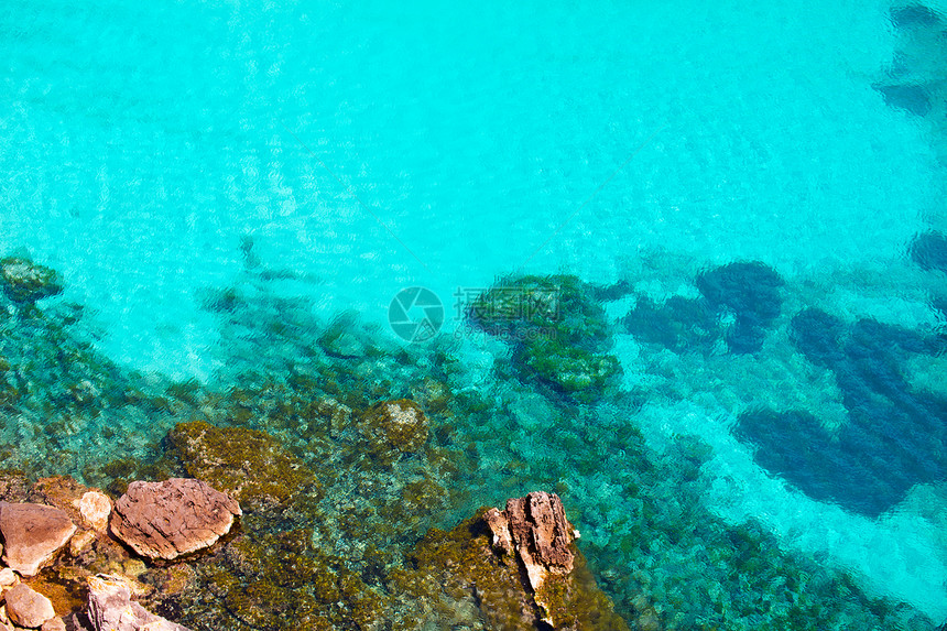 松绿的Balearic地中海石头海景旅行海岸线苔藓太阳蓝色天堂树木天空图片