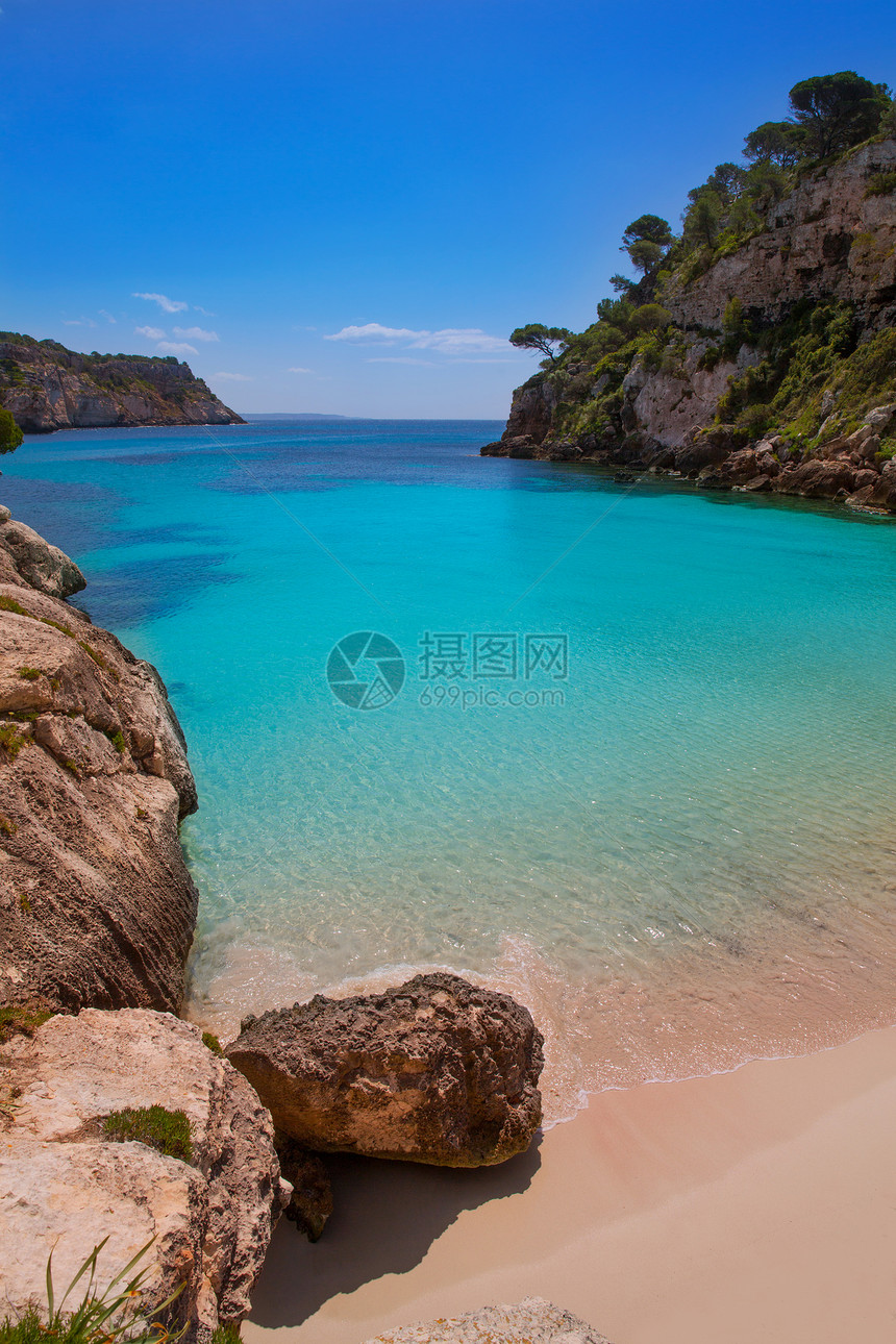 巴利阿里群岛Menorca的岩石海景海岸线石头悬崖海滩太阳支撑天空蓝色图片