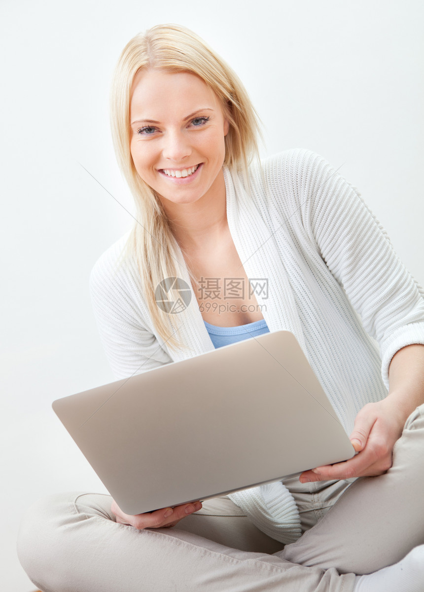 从事计算机工作的美貌女子地面女性小地毯微笑网络女孩房子笔记本电脑女士图片
