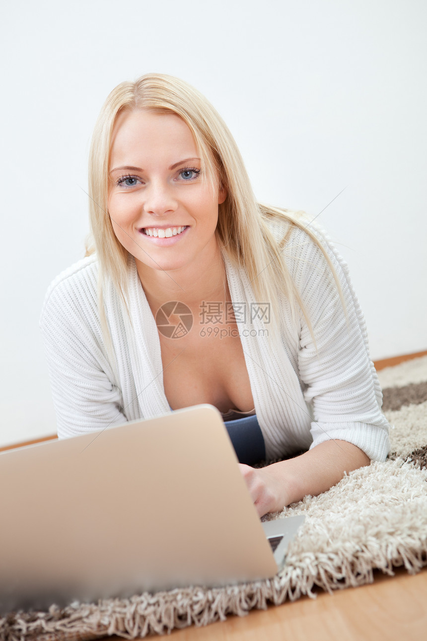 从事计算机工作的美貌女子技术互联网网络电脑冲浪房间成人女性地面闲暇图片