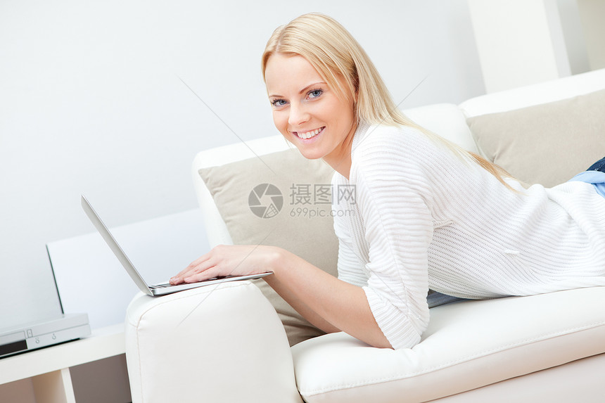 从事计算机工作的美貌女子闲暇房间白色互联网成人房子女孩女士微笑笔记本图片