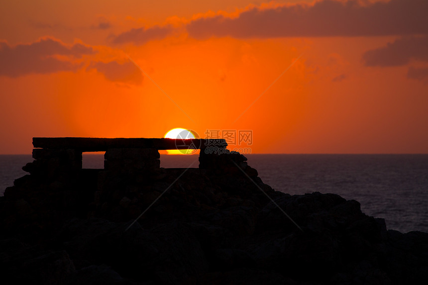 在Punta Nati 橙色日落天空地标天堂假期海景戏剧性海滩太阳海岸支撑图片