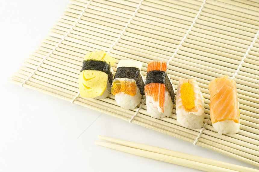 Sush 新鲜日本传统食品熏制美食用餐美味饮食寿司盘子小吃鳗鱼海鲜图片