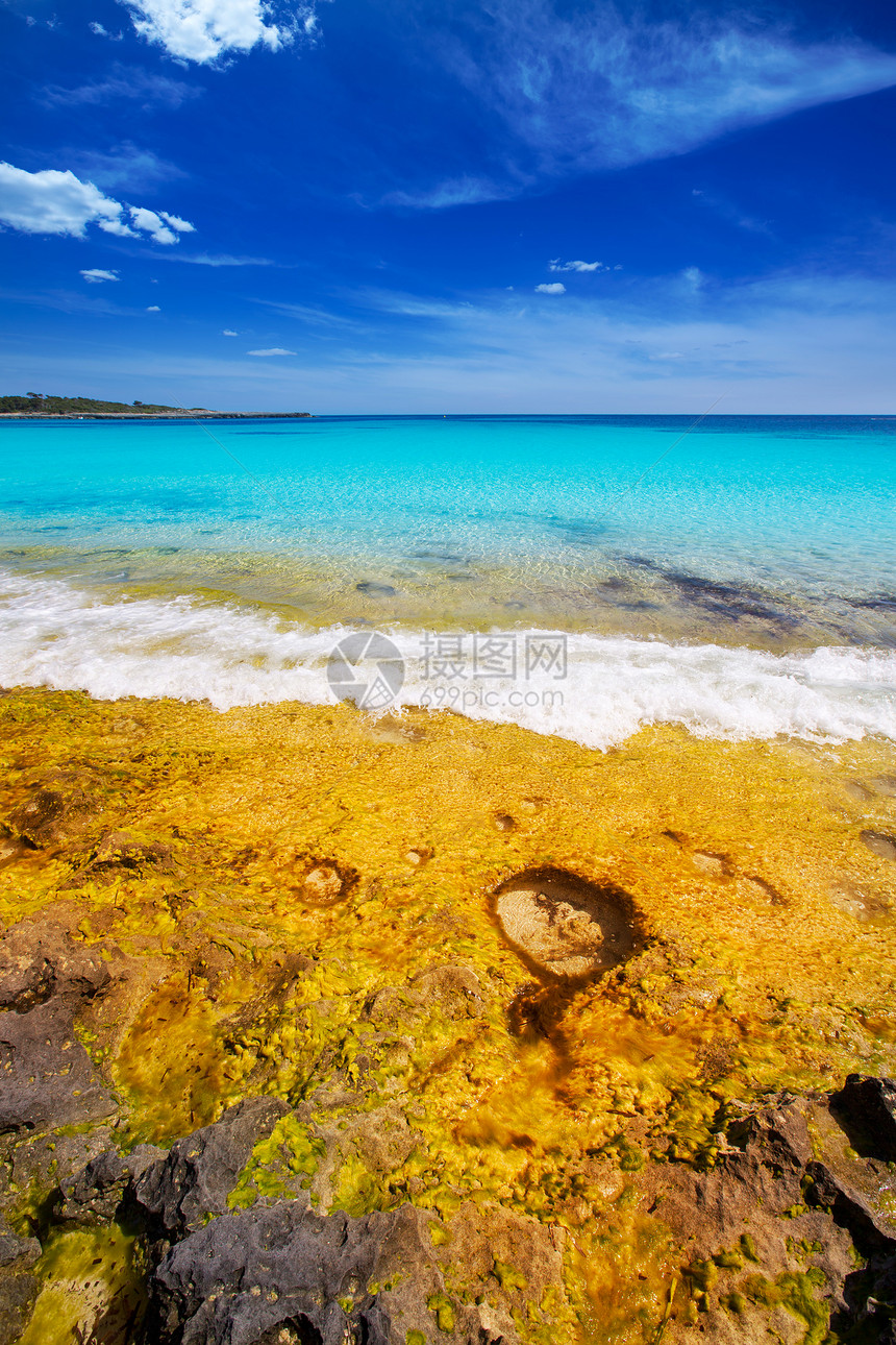Ciutadella岛的海滩天空苔藓天堂假期太阳海岸海洋蓝色海藻石头图片