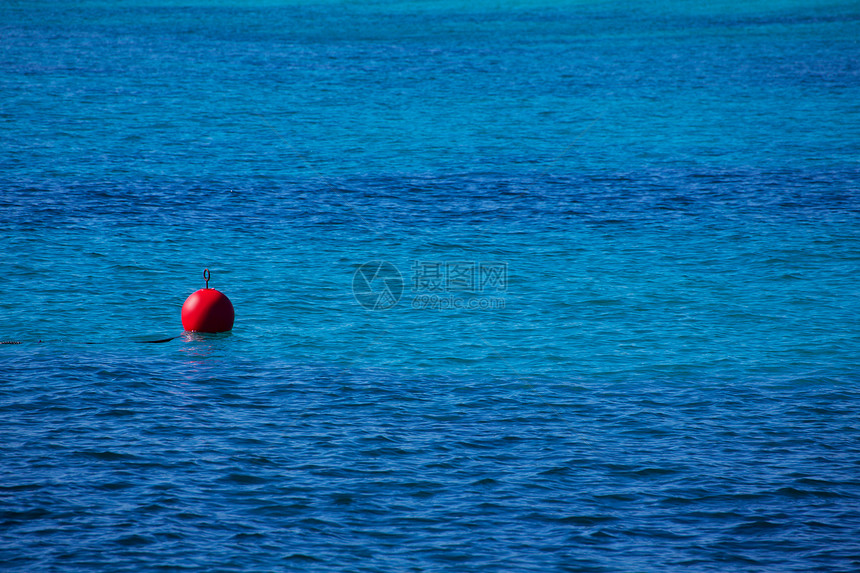 红色浮标漂浮蓝色海洋视角图片