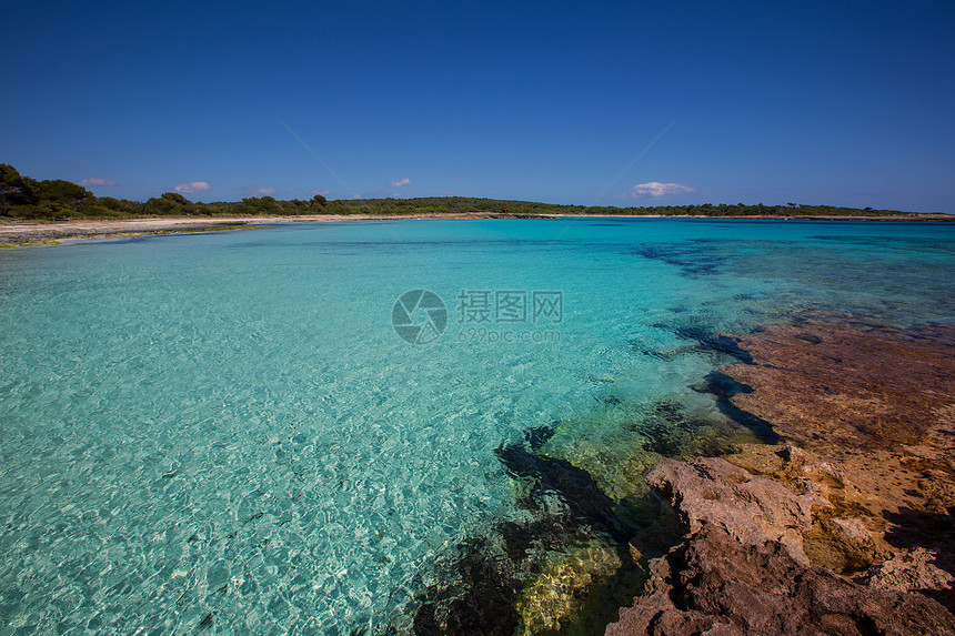 Ciutadella岛的海滩海景晴天太阳波浪天堂旅行石头蓝色假期天空图片