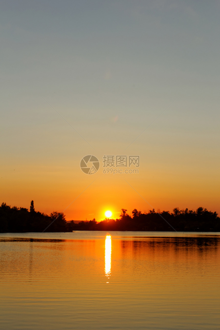 色彩多彩的日落海浪海滩地平线风景日出太阳阳光旅行波纹反射图片