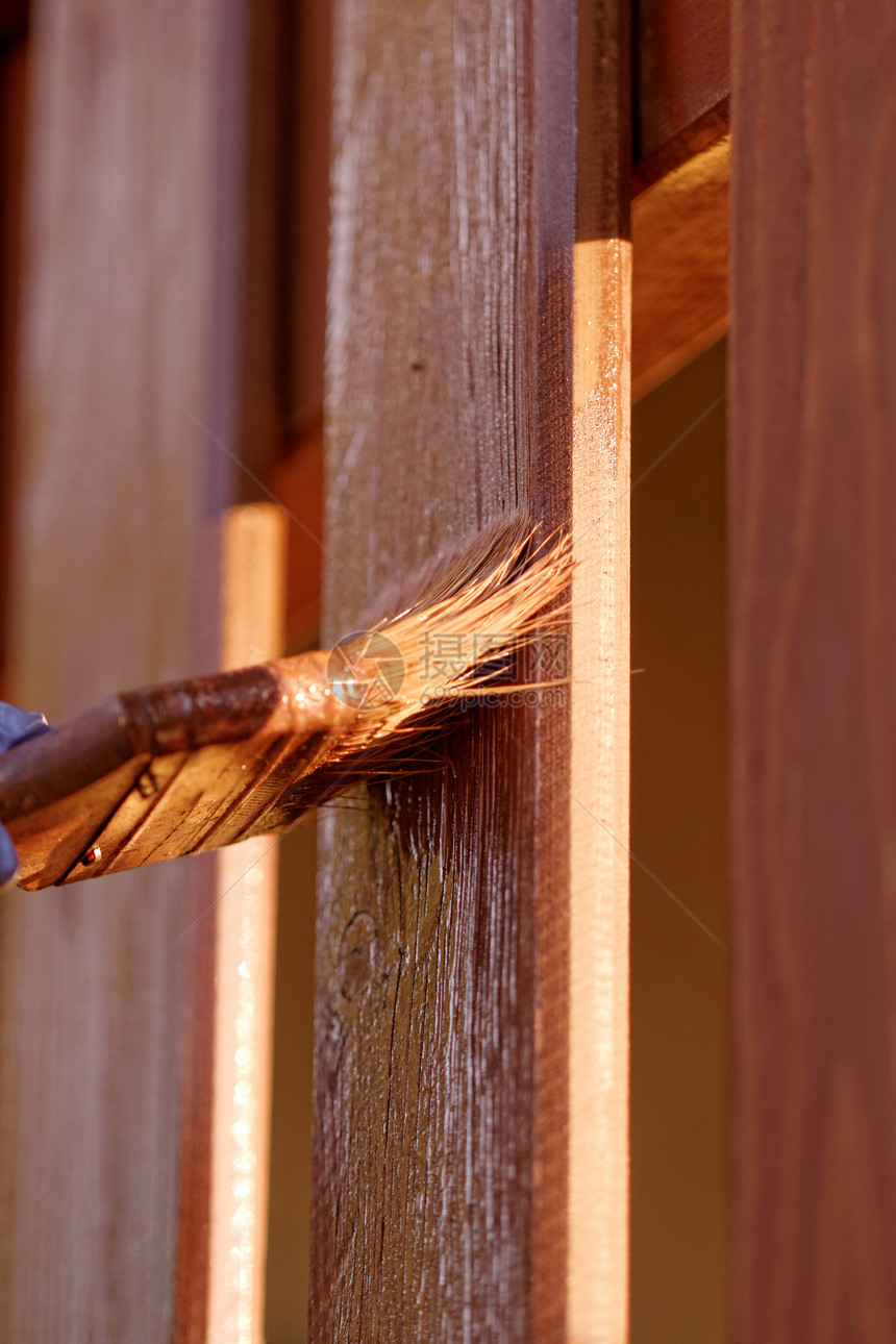 木板栅栏染染刷子房子工作染料建筑木材风化建筑学材料木头图片