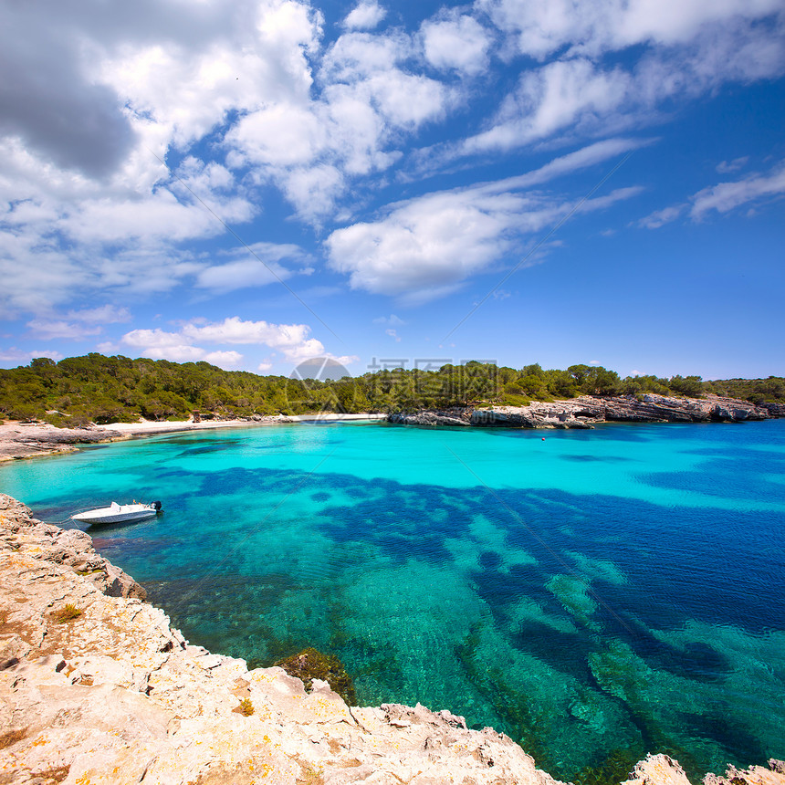 Balearic 地中海的中年卡拉和石头岩石天空海滩海洋支撑海岸线太阳天堂旅行图片