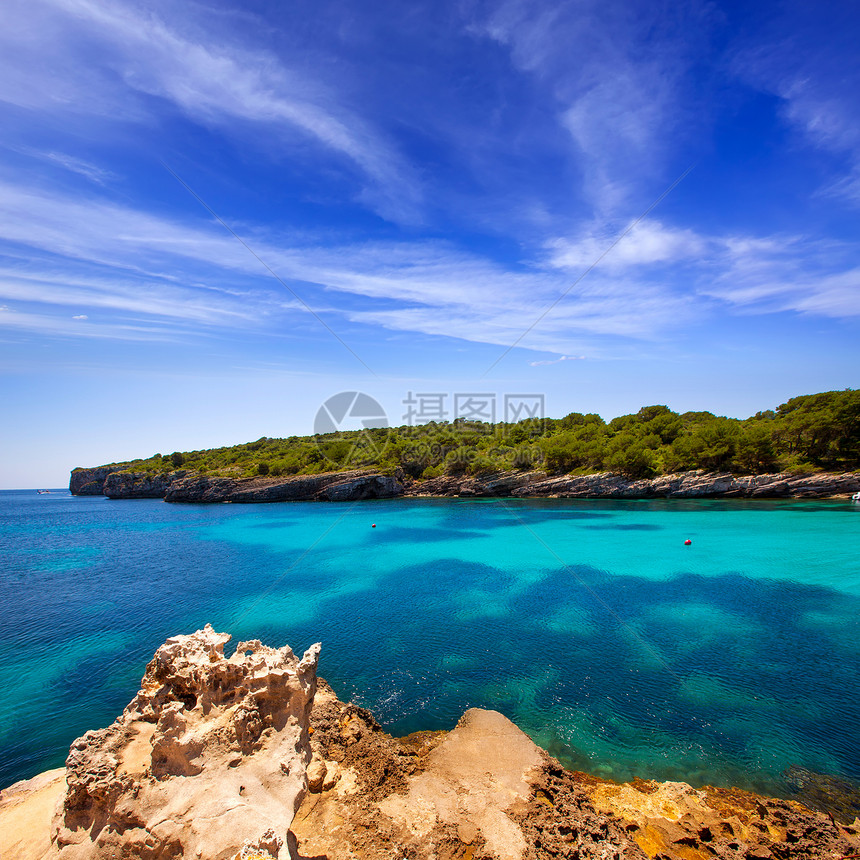 Balearic 地中海的中年卡拉和岩石海滩海景石头海岸悬崖天堂地标太阳海洋图片