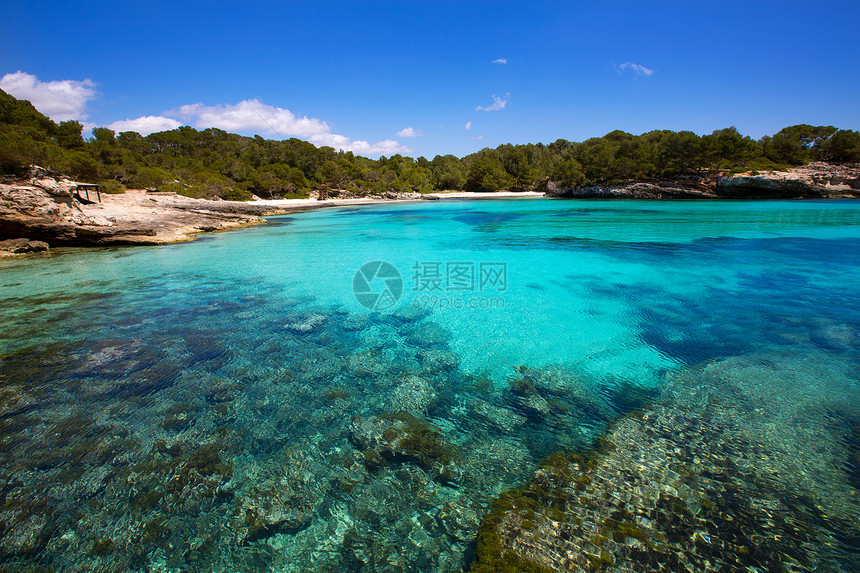 Balearic 地中海的中年卡拉和假期岩石太阳海岸线地标悬崖晴天支撑海滩蓝色图片