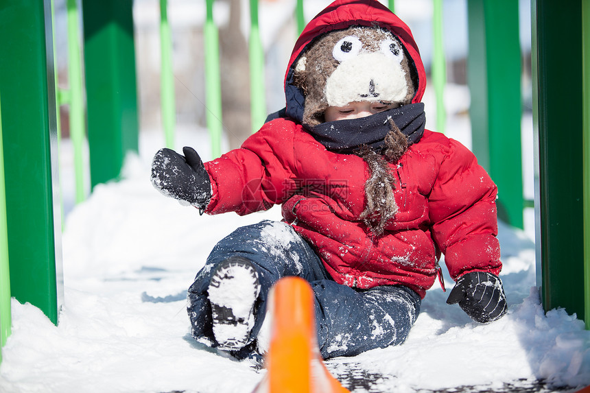 婴儿在雪中玩耍童年男生男性白色乐趣季节操场生活公园青年图片