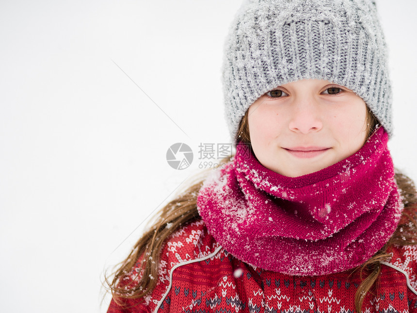 下雪的年轻女孩童年生活女性白色孩子乐趣青年微笑季节图片