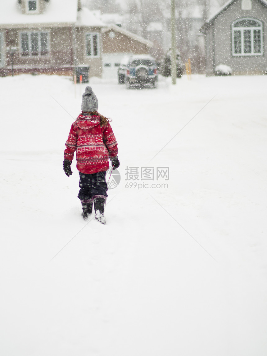 下雪的年轻女孩季节风暴雪花乐趣孩子女性生活白色童年图片