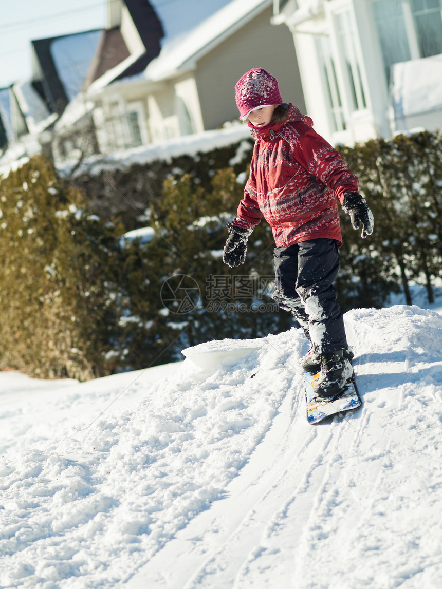 女孩在雪中玩滑雪板季节生活孩子青年女性白色乐趣童年图片