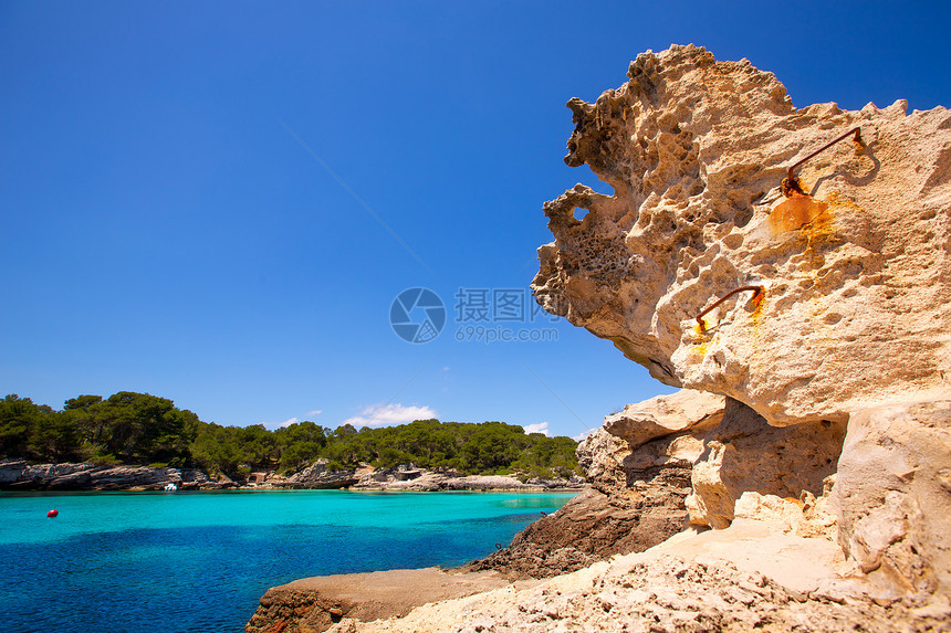 Balearic 地中海的中年卡拉和海岸波浪石头岩石地标假期天空悬崖支撑晴天图片