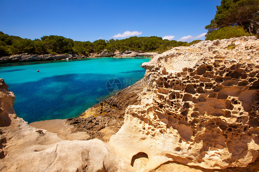 Balearic 地中海的中年卡拉和悬崖太阳支撑海景海岸地标海岸线石头蓝色晴天图片
