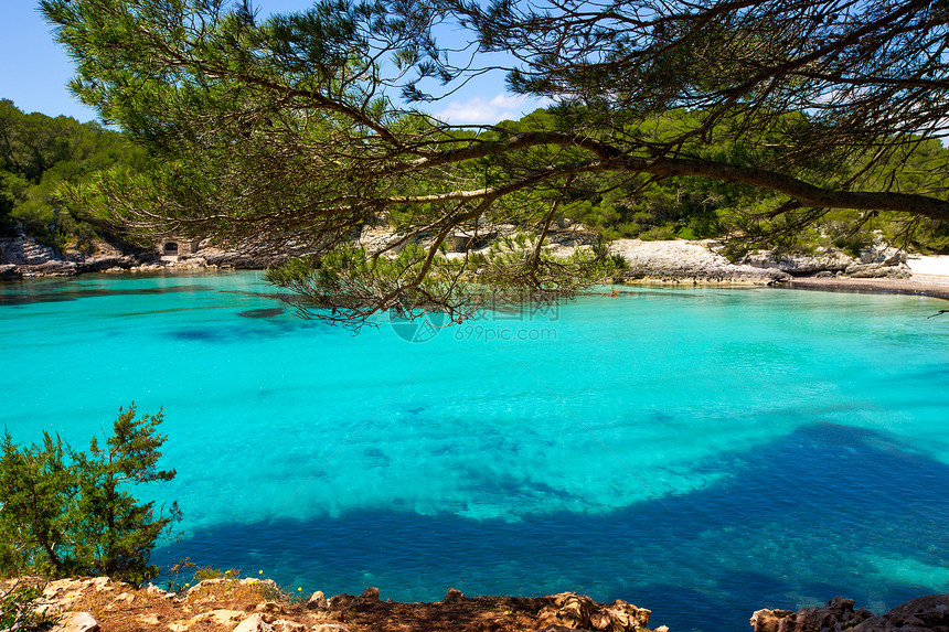 Balearic 地中海的中年卡拉和海洋蓝色天空海岸海岸线旅行天堂石头海景树木图片