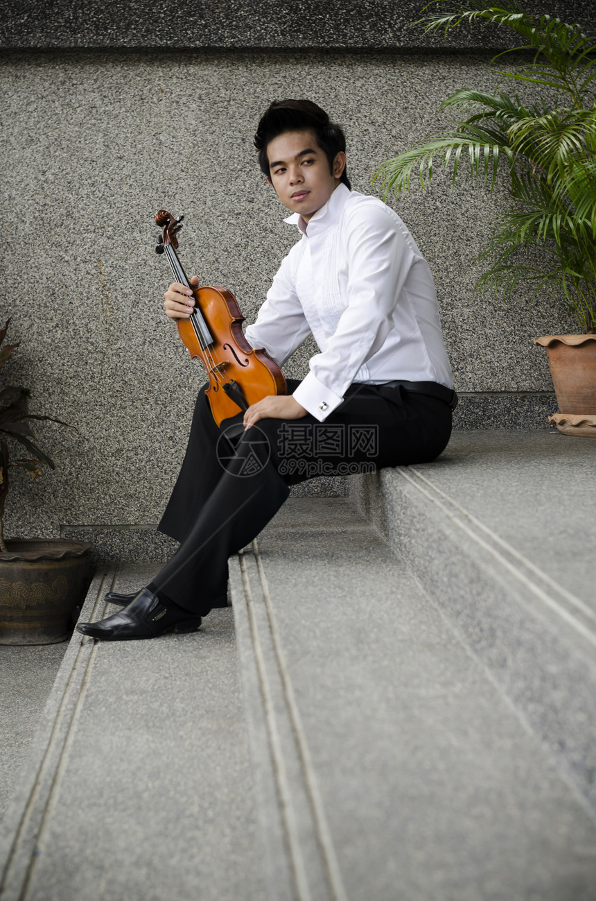 带着小提琴的艾西亚人细绳艺术家民间享受交响乐音乐会乐器木头独奏男性图片