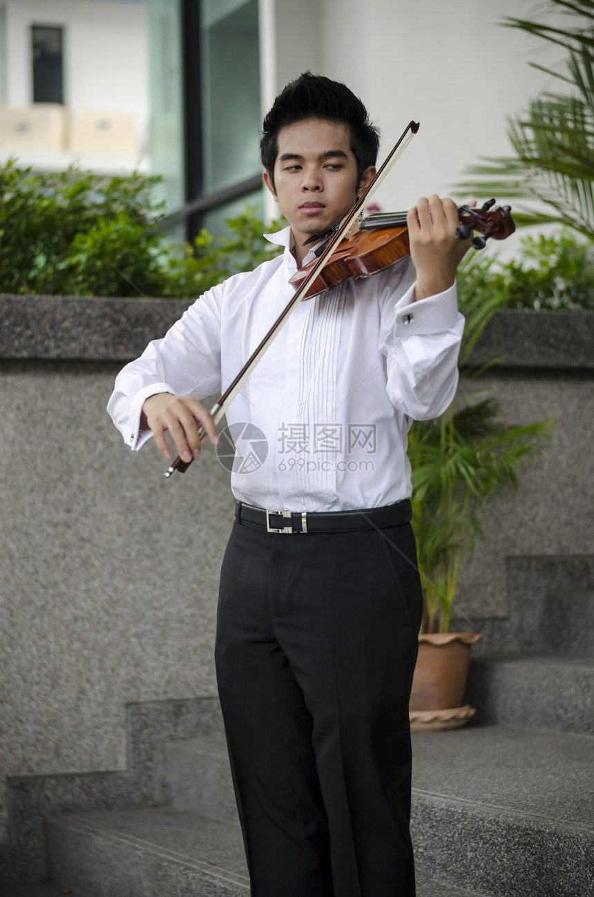 带着小提琴的艾西亚人民间音乐会男性娱乐男人木头享受音乐家细绳乐队图片