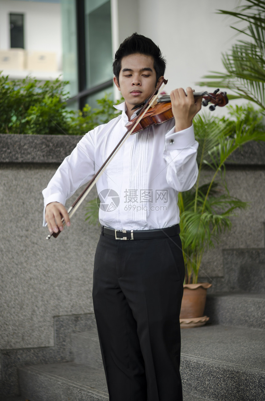 带着小提琴的艾西亚人乐器交响乐乐队木头民间音乐细绳男人娱乐文化图片
