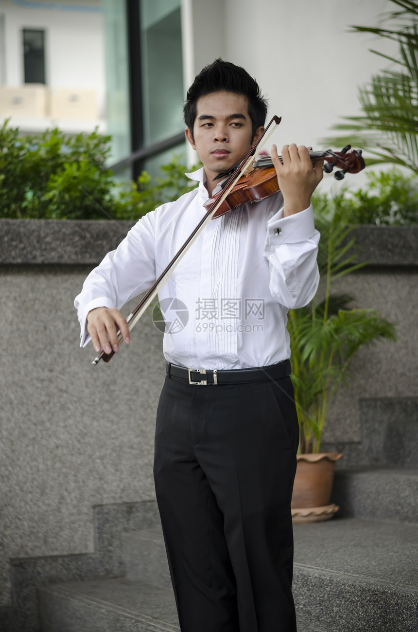 带着小提琴的艾西亚人音乐音乐家男性音乐会乐队娱乐木头男人民间乐器图片