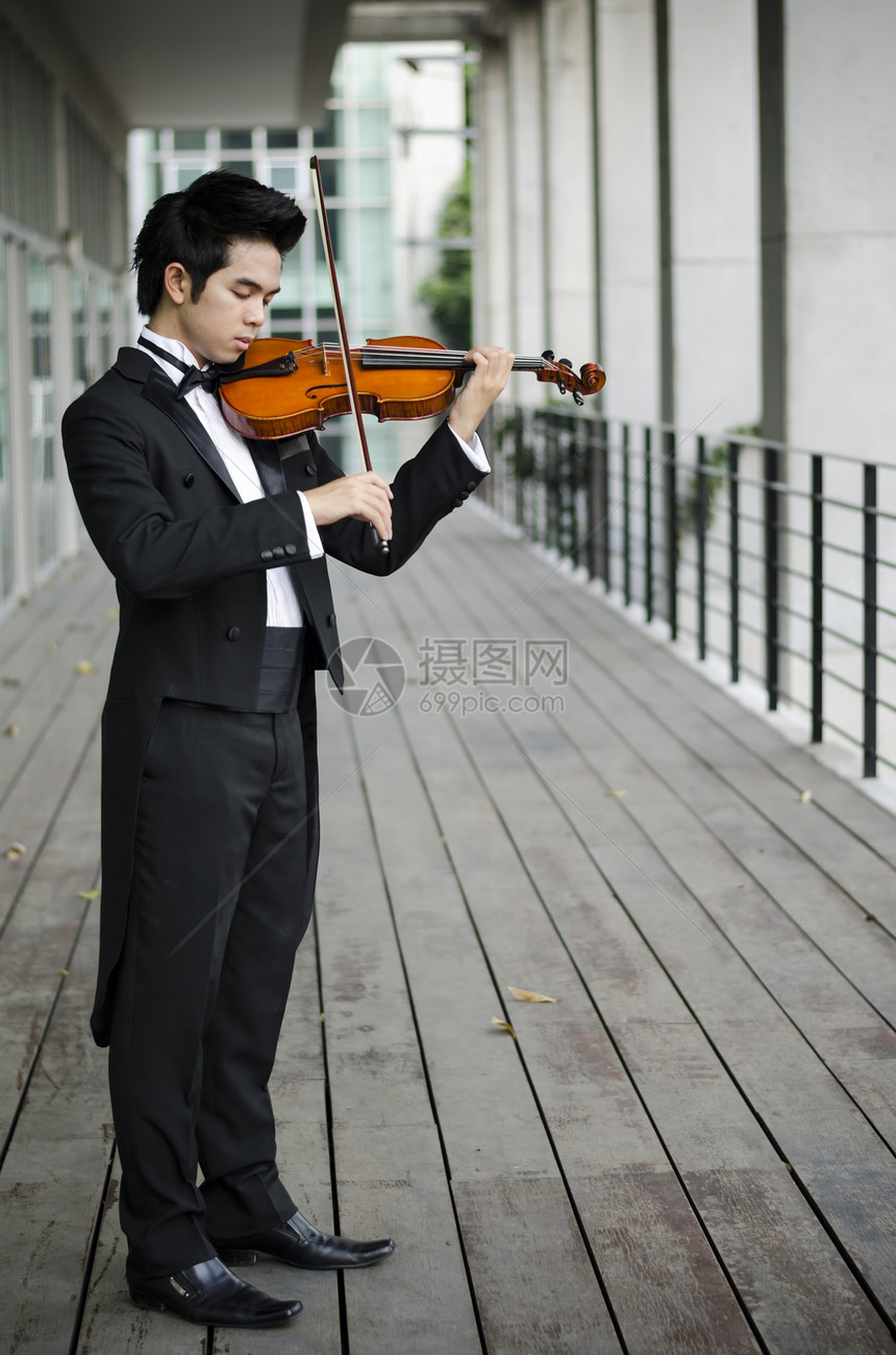 带着小提琴的艾西亚人娱乐木头音乐家演奏家男人艺术家民间音乐交响乐独奏图片