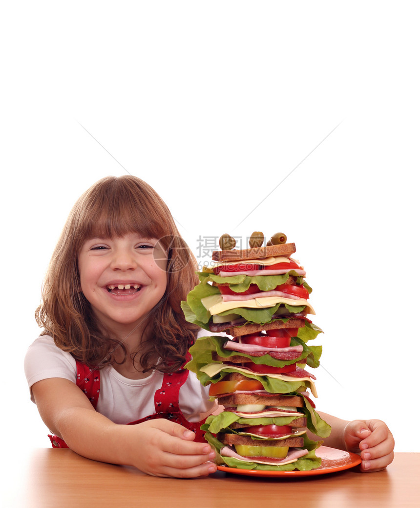 快乐的小女孩 高高三明治在桌子上图片
