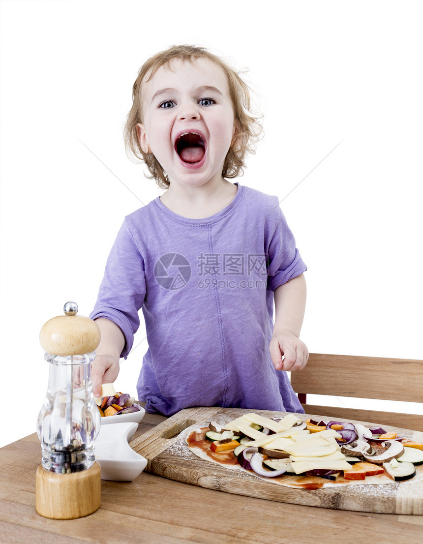 尖叫儿童做新鲜比萨饼图片